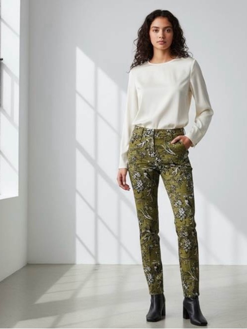 EUC – Anthropologie Pilcro – The Wanderer Green Floral Toile Jeans Size 28 Tall